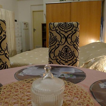 Cozy Modest Room For 2 Or 3 Persons Прага Екстериор снимка